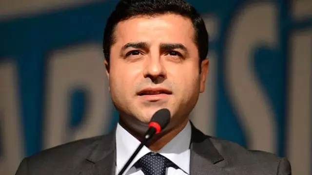 Selahattin Demirtaş'ın Evine Polis Narkotik Baskını Yapmış Selahattin Demirtaş'ın Evine Polis Narkotik Baskını Yapmış