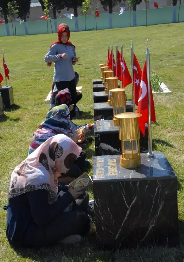 Soma'da Bir Yıl Sonra Aynı Acı, Aynı Ağıt Soma'da Bir Yıl Sonra Aynı Acı, Aynı Ağıt