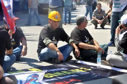 Soma'da Birleşik Kamu-İş Üyeleri Oturma Eylemi Yaptı