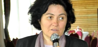 CHP Kadın Kolları Genel Başkanı Dokuzcan, İzmit'te Pişmaniye Dağıttı