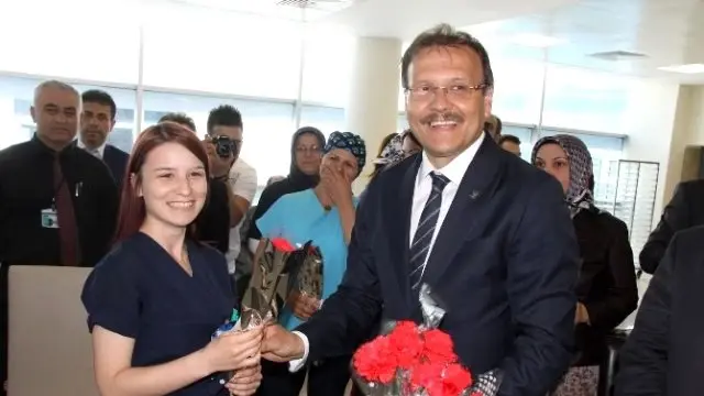 Çavuşoğlu'ndan Beyaz Meleklere Kutlama Çavuşoğlu'ndan Beyaz Meleklere Kutlama