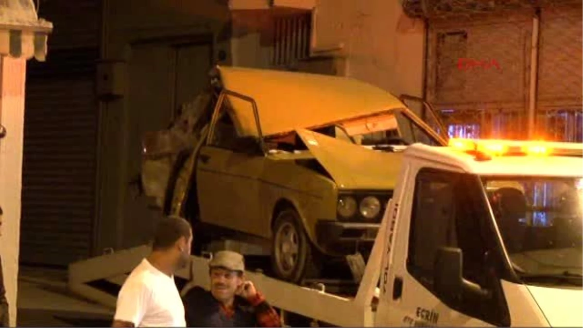 İzmir - Otomobille Çarpışan Kamyon Devrildi: 2 Yaralı