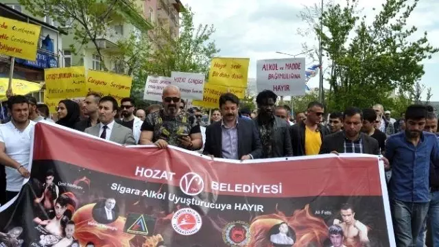 Kick Boks Şampiyonları ve Vatandaşlar Uyuşturucuya Dikkat Çekmek İçin Yürüdü Kick Boks Şampiyonları ve Vatandaşlar Uyuşturucuya Dikkat Çekmek İçin Yürüdü