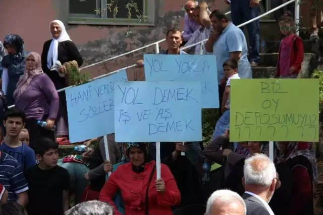 Köylüler Milletvekili Adaylarına Taahhütname İmzalattı
