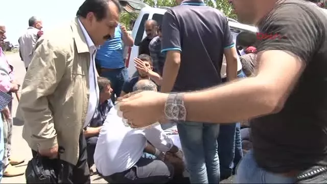 Diyarbakır - Kazada Araçta Sıkışan Sürücüye Yoldan Geçen Doktor Müdahale Etti Diyarbakır - Kazada Araçta Sıkışan Sürücüye Yoldan Geçen Doktor Müdahale Etti