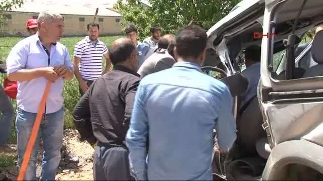 Diyarbakır - Kazada Araçta Sıkışan Sürücüye Yoldan Geçen Doktor Müdahale Etti Diyarbakır - Kazada Araçta Sıkışan Sürücüye Yoldan Geçen Doktor Müdahale Etti