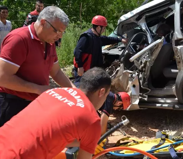Kazada Araçta Sıkışan Sürücüye Yoldan Geçen Doktor Müdahale Etti Kazada Araçta Sıkışan Sürücüye Yoldan Geçen Doktor Müdahale Etti