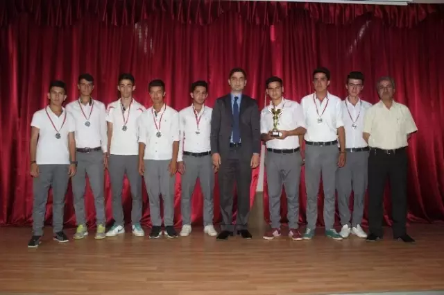 Yavuzeli'nde 19 Mayıs Atatürk'ü Anma, Gençlik ve Spor Bayramı Kutlaması Yavuzeli'nde 19 Mayıs Atatürk'ü Anma, Gençlik ve Spor Bayramı Kutlaması