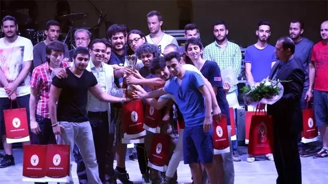 Renkler Yarıştı, İzmir Üniversitesi Şampiyon Oldu