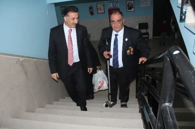 Gazi, Atık Kağıt Toplayarak 35 Bin Fakir Öğrenciye Yardım Etti