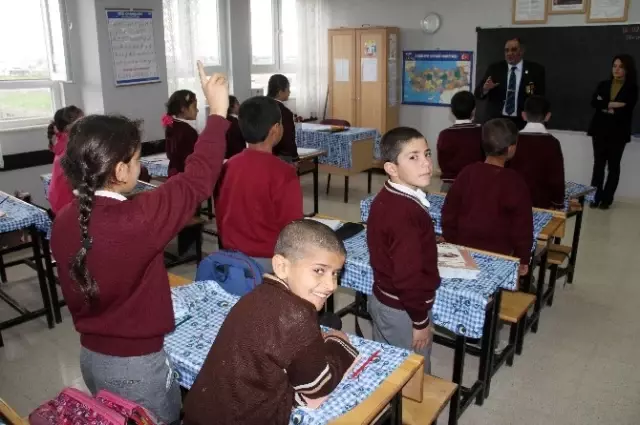 Gazi, Atık Kağıt Toplayarak 35 Bin Fakir Öğrenciye Yardım Etti