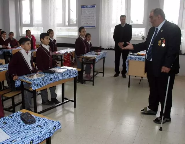 Gazi, Atık Kağıt Toplayarak 35 Bin Fakir Öğrenciye Yardım Etti