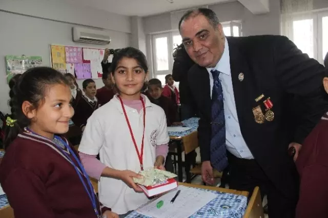Gazi, Atık Kağıt Toplayarak 35 Bin Fakir Öğrenciye Yardım Etti