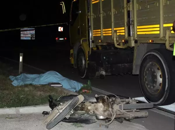Kamyonla Motosiklet Çarpıştı: 1 Ölü Kamyonla Motosiklet Çarpıştı: 1 Ölü