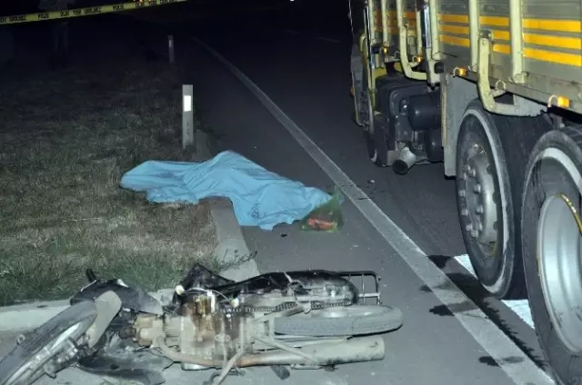 Kamyonun Altında Kalan Motosiklet Sürücüsü Öldü Kamyonun Altında Kalan Motosiklet Sürücüsü Öldü