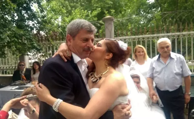 Kas Hastası Kadınlar Hayallerindeki Beyaz Gelinliği Giydi Kas Hastası Kadınlar Hayallerindeki Beyaz Gelinliği Giydi