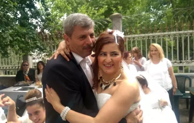 Kas Hastası Kadınlar Hayallerindeki Beyaz Gelinliği Giydi Kas Hastası Kadınlar Hayallerindeki Beyaz Gelinliği Giydi