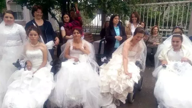 Kas Hastası Kadınlar Hayallerindeki Beyaz Gelinliği Giydi Kas Hastası Kadınlar Hayallerindeki Beyaz Gelinliği Giydi