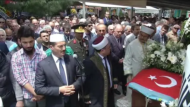 Çavuşoğlu, Büyükelçi Apakan'ın Annesinin Cenaze Namazına Katıldı Çavuşoğlu, Büyükelçi Apakan'ın Annesinin Cenaze Namazına Katıldı