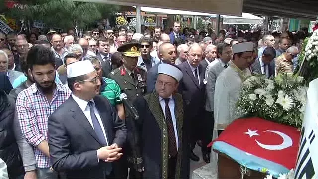 Çavuşoğlu, Büyükelçi Apakan'ın Annesinin Cenaze Namazına Katıldı Çavuşoğlu, Büyükelçi Apakan'ın Annesinin Cenaze Namazına Katıldı