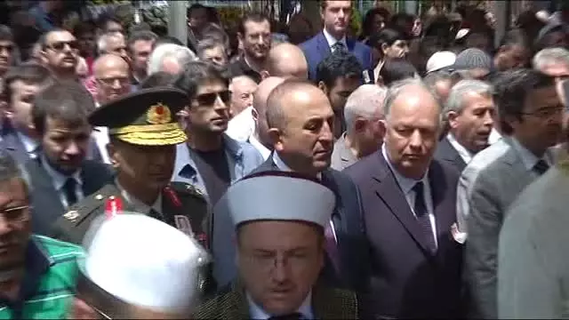 Çavuşoğlu, Büyükelçi Apakan'ın Annesinin Cenaze Namazına Katıldı Çavuşoğlu, Büyükelçi Apakan'ın Annesinin Cenaze Namazına Katıldı