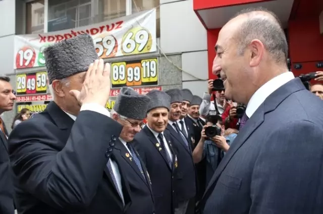 Dışişleri Bakanı Çavuşoğlu'ndan Esnaf Ziyareti Dışişleri Bakanı Çavuşoğlu'ndan Esnaf Ziyareti