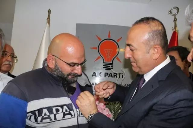 Dışişleri Bakanı Çavuşoğlu'ndan Esnaf Ziyareti Dışişleri Bakanı Çavuşoğlu'ndan Esnaf Ziyareti