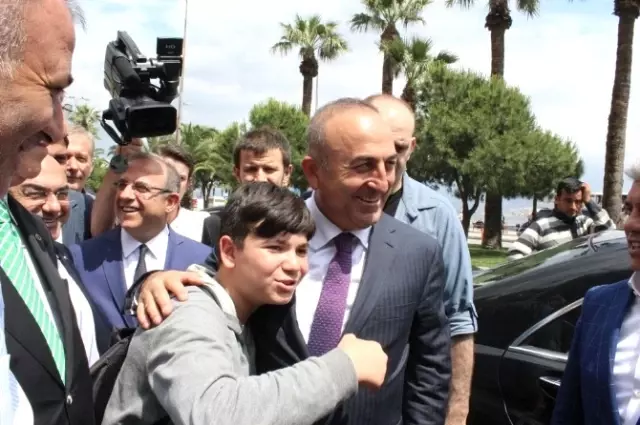 Dışişleri Bakanı Çavuşoğlu'ndan Esnaf Ziyareti Dışişleri Bakanı Çavuşoğlu'ndan Esnaf Ziyareti