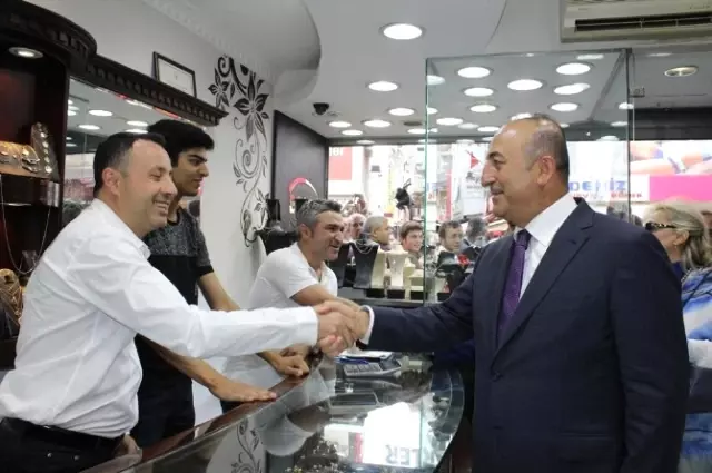 Dışişleri Bakanı Çavuşoğlu'ndan Esnaf Ziyareti Dışişleri Bakanı Çavuşoğlu'ndan Esnaf Ziyareti