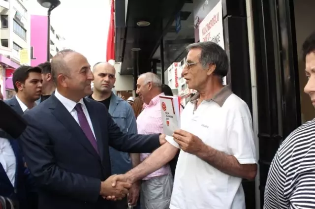 Dışişleri Bakanı Çavuşoğlu'ndan Esnaf Ziyareti Dışişleri Bakanı Çavuşoğlu'ndan Esnaf Ziyareti