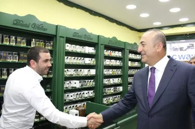 Dışişleri Bakanı Çavuşoğlu'ndan Esnaf Ziyareti Dışişleri Bakanı Çavuşoğlu'ndan Esnaf Ziyareti