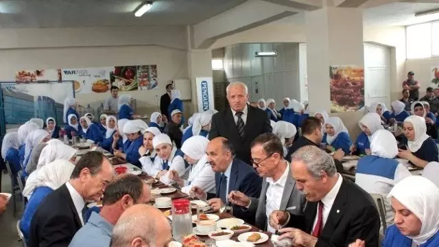 Sağlık Bakanı İşçilerle Öğle Yemeği Yedi Sağlık Bakanı İşçilerle Öğle Yemeği Yedi