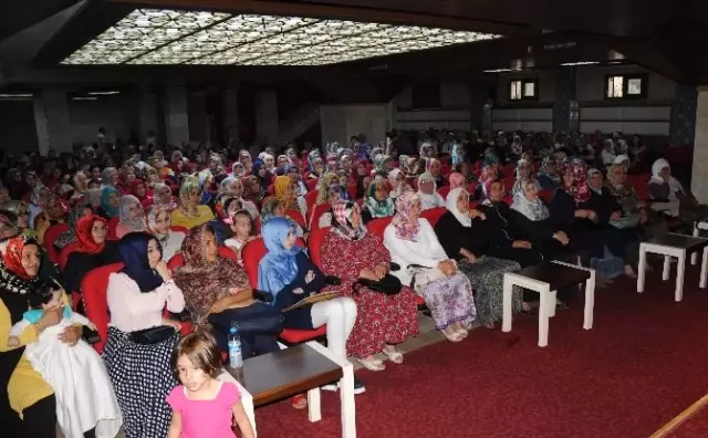 Şenlikoğlu 'Aile ve Gençlik' Konferansı Verdi Şenlikoğlu 'Aile ve Gençlik' Konferansı Verdi