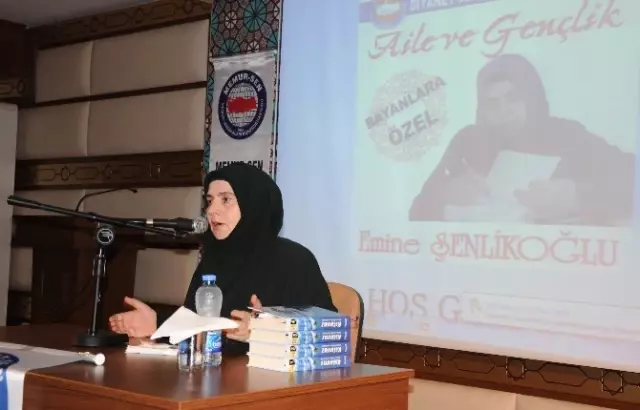 Şenlikoğlu 'Aile ve Gençlik' Konferansı Verdi Şenlikoğlu 'Aile ve Gençlik' Konferansı Verdi