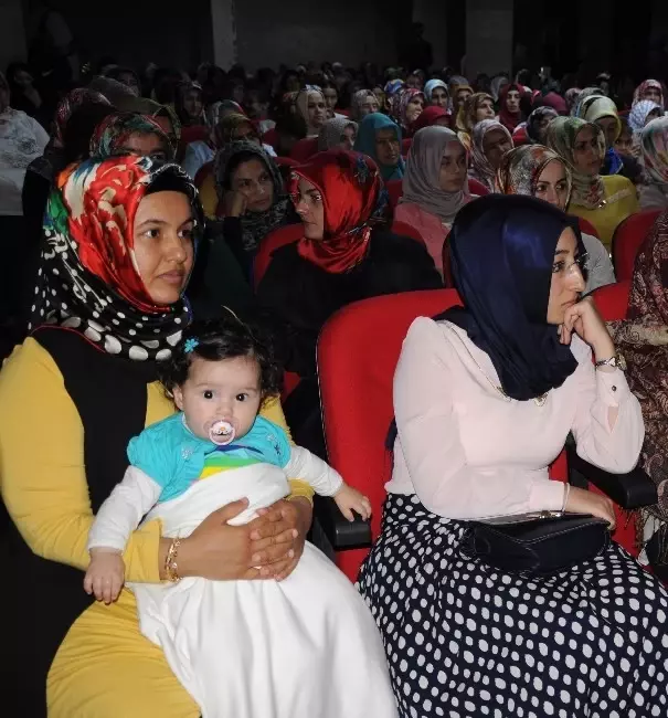 Şenlikoğlu 'Aile ve Gençlik' Konferansı Verdi Şenlikoğlu 'Aile ve Gençlik' Konferansı Verdi