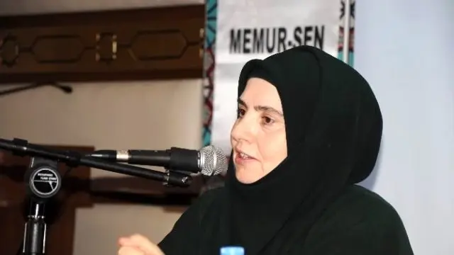 Şenlikoğlu 'Aile ve Gençlik' Konferansı Verdi Şenlikoğlu 'Aile ve Gençlik' Konferansı Verdi