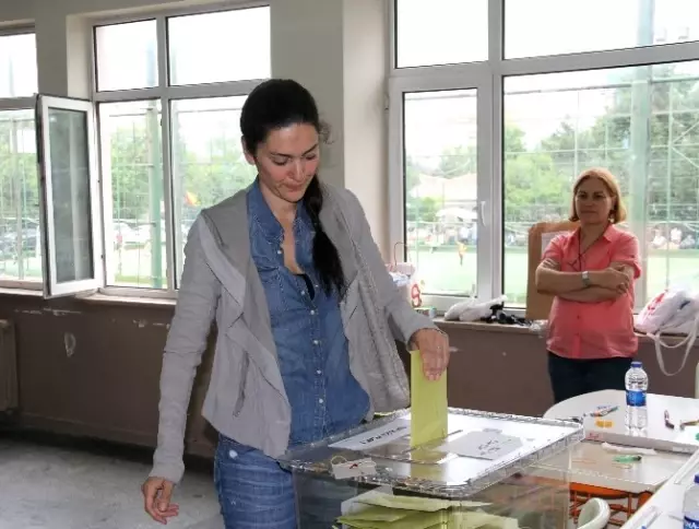 Halit Ergenç ve Eşi Bergüzar Korel Oyunu Kullandı Halit Ergenç ve Eşi Bergüzar Korel Oyunu Kullandı