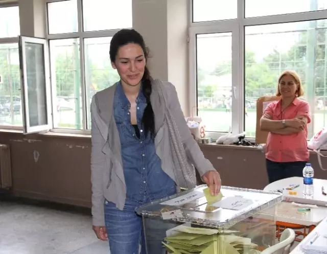 Halit Ergenç ve Eşi Bergüzar Korel Oyunu Kullandı Halit Ergenç ve Eşi Bergüzar Korel Oyunu Kullandı
