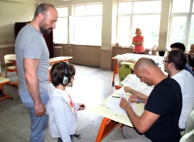 Halit Ergenç ve Eşi Bergüzar Korel Oyunu Kullandı Halit Ergenç ve Eşi Bergüzar Korel Oyunu Kullandı