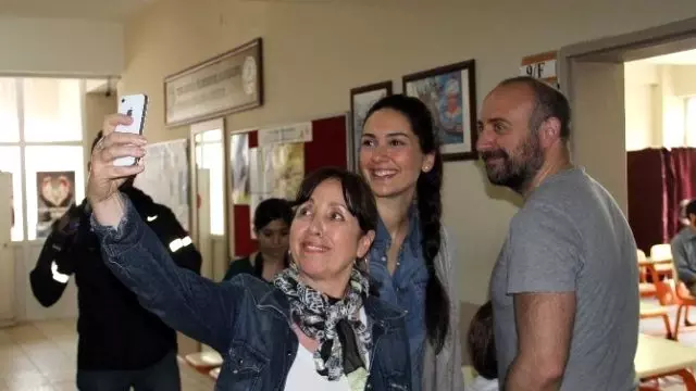 Halit Ergenç ve Eşi Bergüzar Korel Oyunu Kullandı Halit Ergenç ve Eşi Bergüzar Korel Oyunu Kullandı