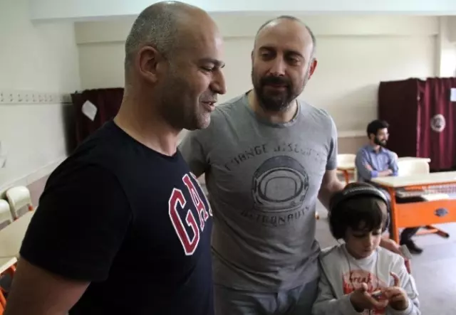 Halit Ergenç ve Eşi Bergüzar Korel Oyunu Kullandı Halit Ergenç ve Eşi Bergüzar Korel Oyunu Kullandı
