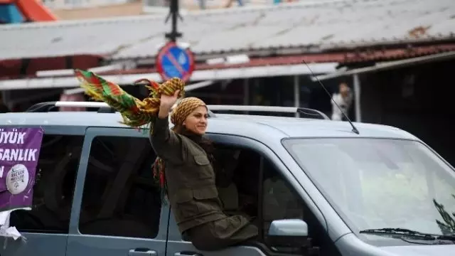 Hdp'liler, Seçim Sonucunu Bakırköy'de Kutladı Hdp'liler, Seçim Sonucunu Bakırköy'de Kutladı