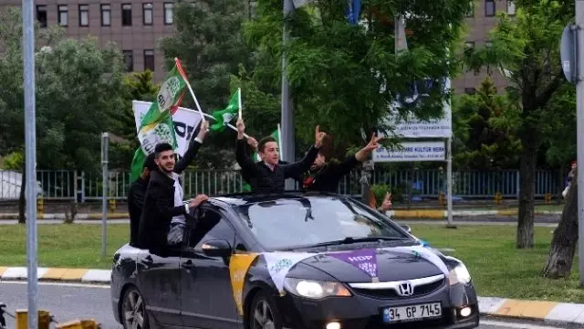Hdp'liler, Seçim Sonucunu Bakırköy'de Kutladı Hdp'liler, Seçim Sonucunu Bakırköy'de Kutladı