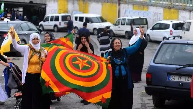 Hdp'liler, Seçim Sonucunu Bakırköy'de Kutladı Hdp'liler, Seçim Sonucunu Bakırköy'de Kutladı