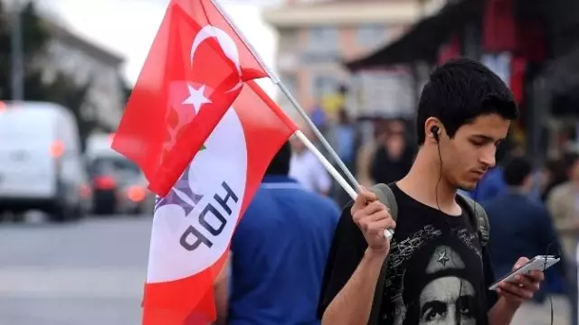 Hdp'liler, Seçim Sonucunu Bakırköy'de Kutladı Hdp'liler, Seçim Sonucunu Bakırköy'de Kutladı