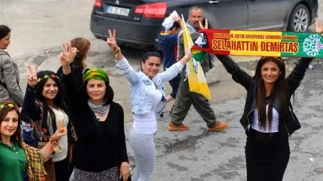 Hdp'liler, Seçim Sonucunu Bakırköy'de Kutladı Hdp'liler, Seçim Sonucunu Bakırköy'de Kutladı