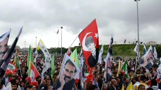 Hdp'liler, Seçim Sonucunu Bakırköy'de Kutladı Hdp'liler, Seçim Sonucunu Bakırköy'de Kutladı