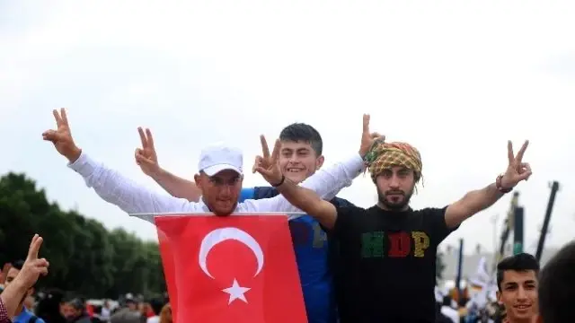 Hdp'liler, Seçim Sonucunu Bakırköy'de Kutladı Hdp'liler, Seçim Sonucunu Bakırköy'de Kutladı