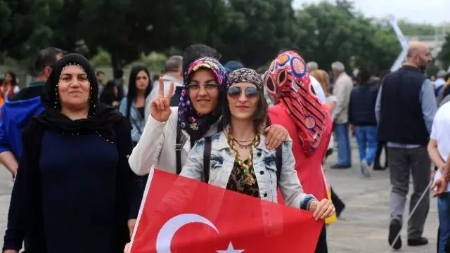 Hdp'liler, Seçim Sonucunu Bakırköy'de Kutladı Hdp'liler, Seçim Sonucunu Bakırköy'de Kutladı
