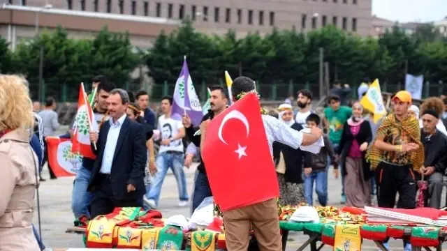 Hdp'liler, Seçim Sonucunu Bakırköy'de Kutladı Hdp'liler, Seçim Sonucunu Bakırköy'de Kutladı